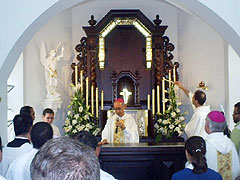 Bischof Fernando im Heiligtum, beim Segensritus