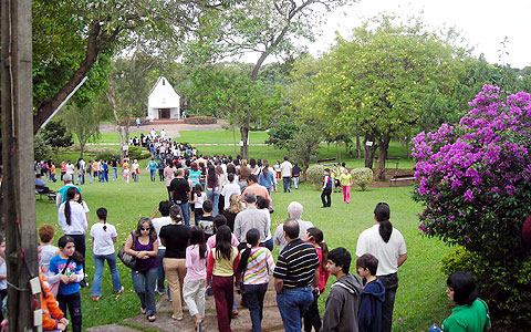 Eine Million Kinder beten den Rosenkranz um Frieden... in Ciudad del Este, Paraguay