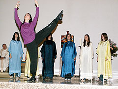 Tänzerische Darstellung des Magnifikat durch junge Frauen aus der Diözese