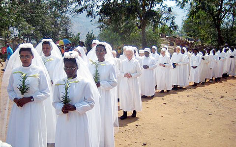 Einkleidung von Novizinnen der Marienschwestern in Mutumba, Burundi, am 28. September