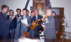Schönstatt-Patres in Santa Maria; P. Esteban Uriburu mit Gitarre
