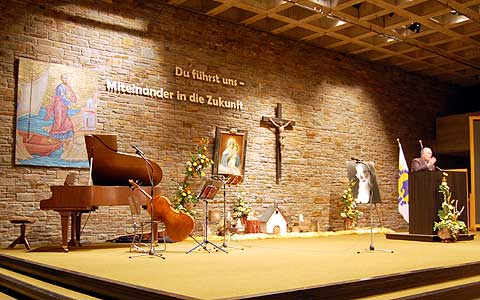Mit einem Vortrag des Leiters der deutschen Schönstattbewegung, Pater Dr. Lothar Penners, begann die Oktoberwoche 2008 in der Aula der Anbetungskirche auf Berg Schönstatt.