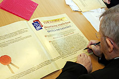 Kardinal Kasper unterzeichnet die Urkunden