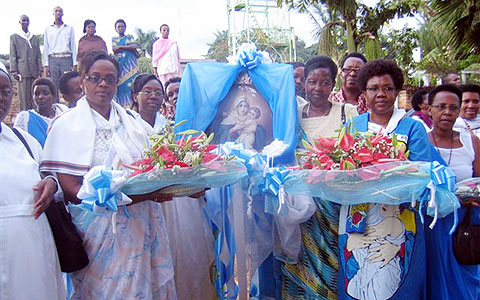 Friedenswallfahrt mit der Dritten Internationalen Auxiliar nach Mulongwe, Kongo. Rechts mit dem Blumenstrauss Frau Auda, die Frau des früheren Präsidenten Domitien Ndayizeye. Sie schenkte zwei wunderbare Blumengestecke und dekorierte ihr Auto, in dem die Auxiliar in den Congo fuhr.