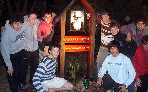 Jugendliche am Pater-Kentenich-Memorial in Rauch, Argentinien