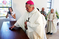 Bischof Valenzuela weiht den Altar