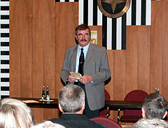 Wolfgang Helbach, Bürgermeister von Vallendar, bei der Buchpräsentation im Vallendarer Rathaus