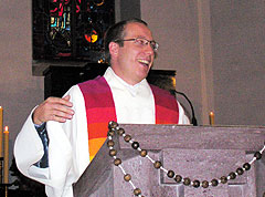 Pater Raffael Rieger bei der Predigt