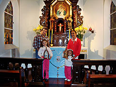 Im Zentrums-Heiligtum in Buenos Aires: Grace Alais mit ihrer Familie