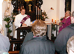 Diakon Simon Donnelly trägt in der Dankmesse am 22. Dezember das Evangelium vor