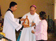 Erzbischof Reinaldo Del Prette Lissot überreicht die Bilder
