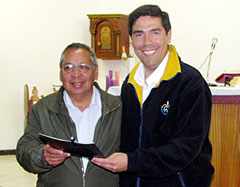 Der Koordinator von Barrancas, Manuel Pérez Ureta, erh ält die Urkunde