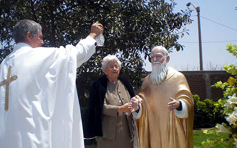 Segnung der Pater-Kentenich-Statue in Trujillo, Peru