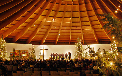 Die Pilgerkirche, adventlich-weihnachtlich geschmückt