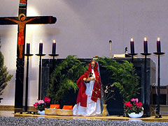 Die Figur der heiligen Barbara beim Familiengottesdienst am ersten Advent