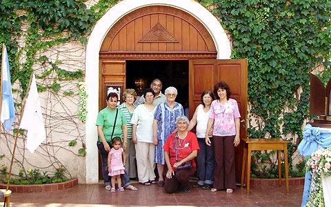 Die Delegation aus Barranqueras vor dem Heiligtum in Oberá