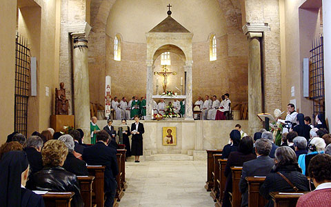 Rom, San Stefano: vor der Heiligen Messe geben die Marienschwestern eine Einführung in die Bedeutung des Vatersymbols