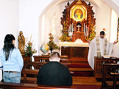 Heilige Messe in Marienland: die ersten Teilnehmer und Helfer feiern zusammen Gottesdienst
