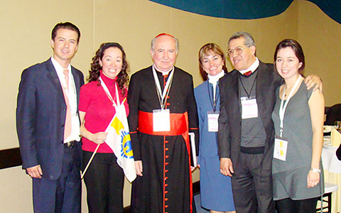 Welttreffen der Familien: Kardinal Errázuriz (Schönstatt-Pater) und Familie Gonzáles