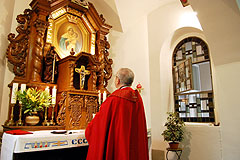 Bei der Feier der heiligen Messe im Heiligtum in Köln