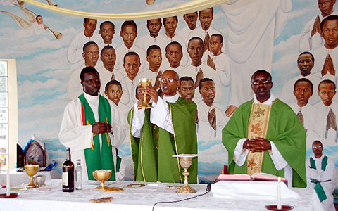 Heilige Messe in der Kapelle der Märtyrer der Brüderlichkeit; im Hintergrund die Auxiliar
