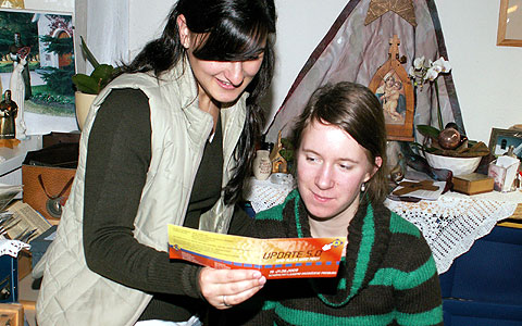 Stephanie und Cecilia studieren die Einladung zum Jugendfest in Oberkirch
