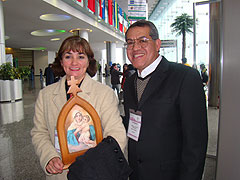 Luz Amparo und Gustavo Gonzales mit der Pilgernden Gottesmutter
