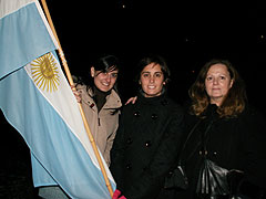 Am Feuer trafen sich “plötzlich” drei Argentinierinnen