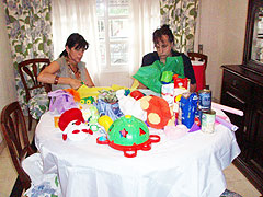 Die beiden Organisatorinnen beim Einpacken der von den Kindern des Viertels gespendeten Geschenke
