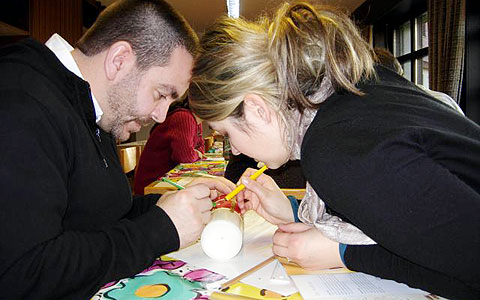 Ehevorbereitungskurs in Schönstatt: gemeinsam an der Hochzeitskerze arbeiten