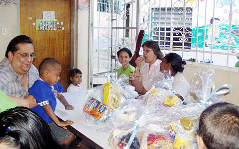 Missionare der Kampagne der Pilgernden Gottesmutter aus Valencia, Venezuela, beschenkten ausgesetzte Kinder