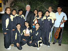 P. Mariano Irureta mit Lehrerinnen der Schule