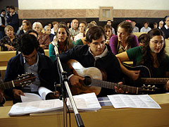 Chor der Schönstattjugend aus La Plata, verstärkt durch die beiden Seminaristen