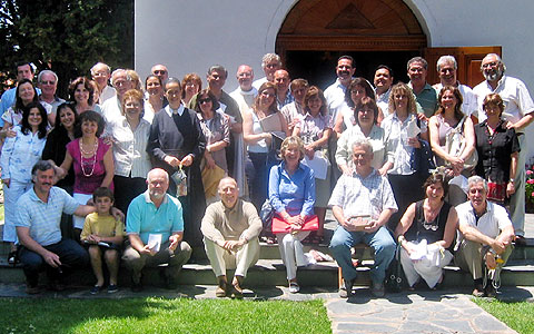 Auf dem Foto – aufgenommen im letzten November beim Treffen der erweiterten Leitung des Familienbundes in Argentinien, ist Carlos Cornacchia vorne in der ersten Reihe (dritter von rechts), mit einer Krone in der Hand; Cecilia steht hinter ihm 