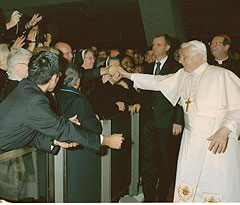 Audienz: der Heilige Vater gibt Joaquín Lavini die Hand 