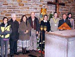 Die Delegation aus Argentinien mit einigen Helfern aus dem Land am Grab von Pater Kentenich (und Sarah-Leah in der Ecke)