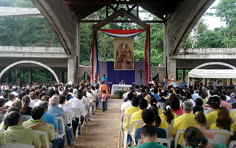 Heilige Messe am Schluss der Jahreseröffnungs-Tagung der Familienbewegung in Tuparenda, Paraguay
