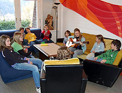 Die Jugendlichen und Kinder beim gemeinsamen Singen