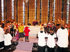 Alle Kinder umstehen den Altar