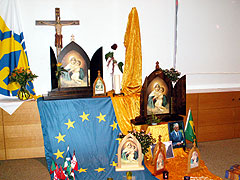 Auxiliares, Bilder der Pilgernden Gottesmutter, Fähnchen, Fahnen... im Konferenzsaal