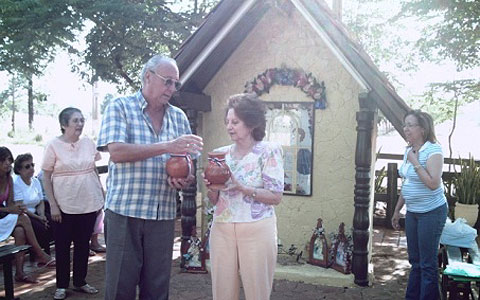 Juan Carlos und Mima Cardona am Bildstock in Concepción, Paraguay