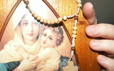 Familien-Misiones: die Pilgernde Gottesmutter im Arm und Gebet im Rücken