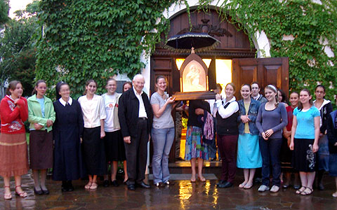 Aussendung der Auxiliar für Europa in Santa Maria – unter dem Regenschirm