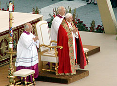 Benedikt XVI. (hier bei der Begegnung mit den Bewegungen)