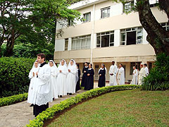 Prozession der Novizinnen zum Heiligtum