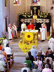 Messfeier in der für die Erstkommunikanten der festlich geschmückten Pfarrkirche.