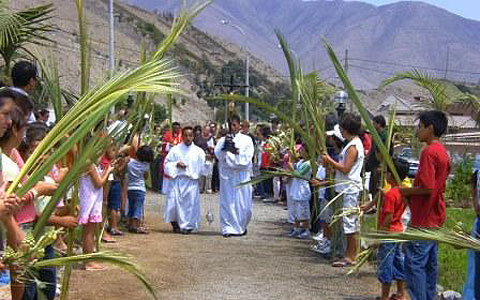 Lima, La Molina: Palmprozession. Zum ersten Mal fanden alle Feiern der Kar- und Osterwoche am Heiligtum statt