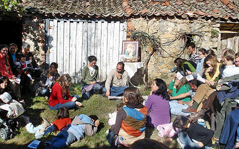 Familien-Misiones in Spanien: Morgengebet im Garten des Pfarrhauses