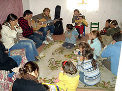 Familie Becerra sorgte für die Pausenfüller: hier bringen sie den Kindern ein Lied bei