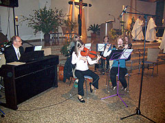 Das kleine Familien-Orchester des M ütterbundes begleitet die Messe mit klangvollen Liedern 